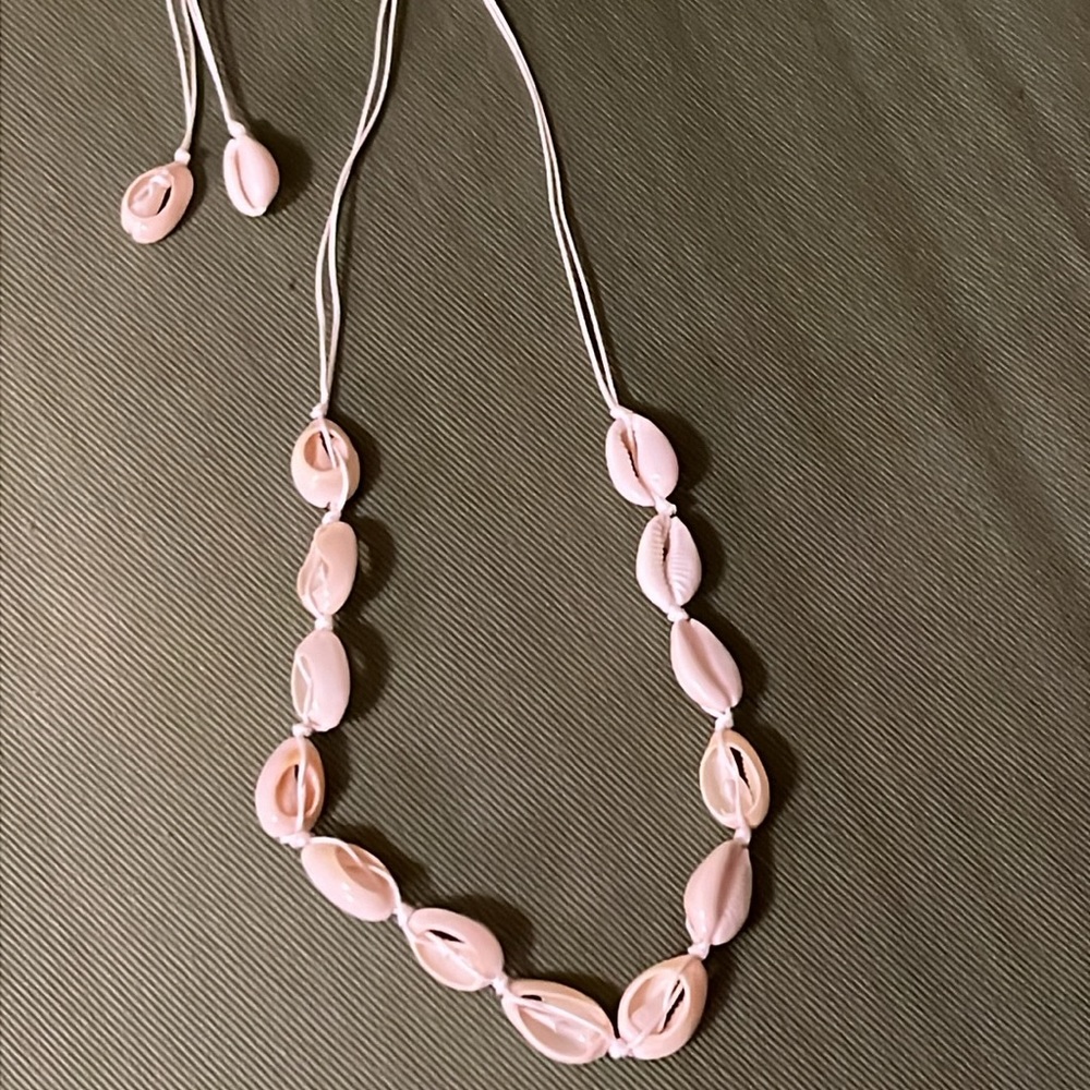 White Shell necklace - Picture 3 of 5